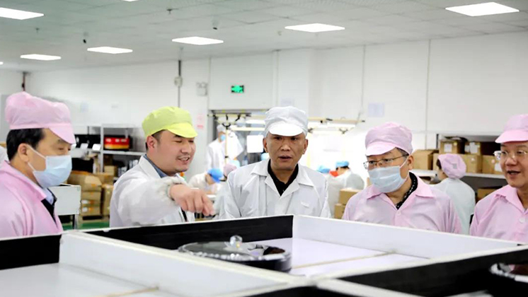 省人大常委會委員、省人大財政經(jīng)濟委員會主任委員張亦賢一行調(diào)研炬神電子